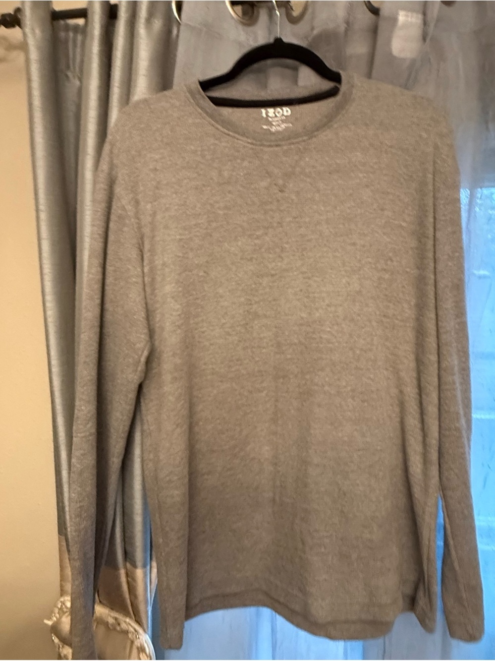 Izod Men's Heather Gray Long-Sleeve Crewneck Shirt